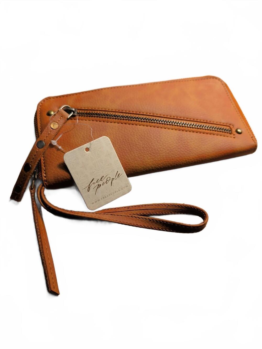 Free People Vegan Leather Zip Wallet Wristlet Womens Boho Fall Casual New - Picture 1 of 9